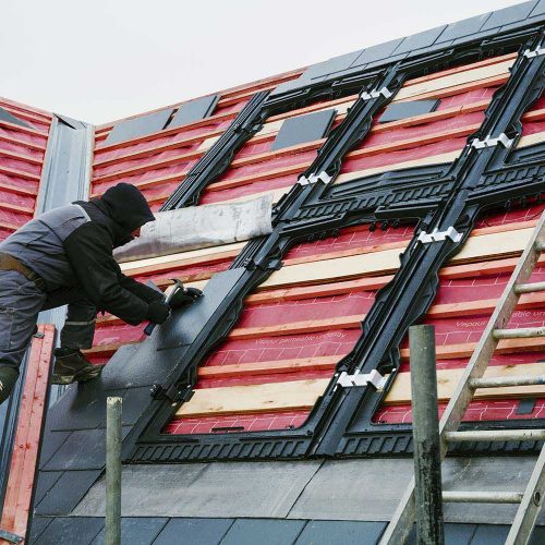 a-roofer-replacing-the-tiles-on-a-house-roof-54Z9HNX.jpg